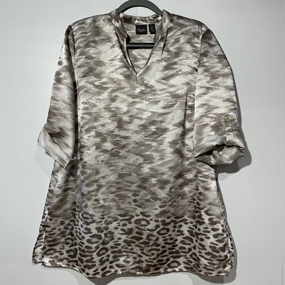 Chicos Travelers 2 US Size Large Animal Print top Brown Textured Roll Tab Sleeve